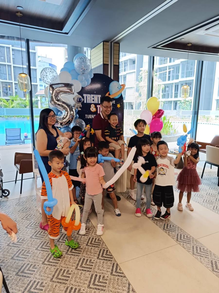 Kids with balloon animals